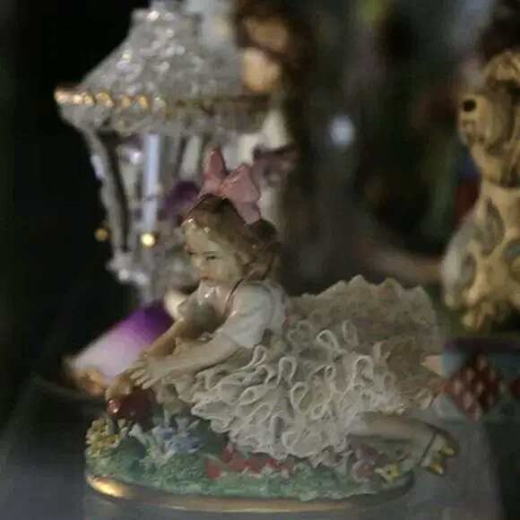 Antique 1910 Sitzendorf Figurine Porcelain German Fine Art w Dripped Lace - Picture 8 of 8